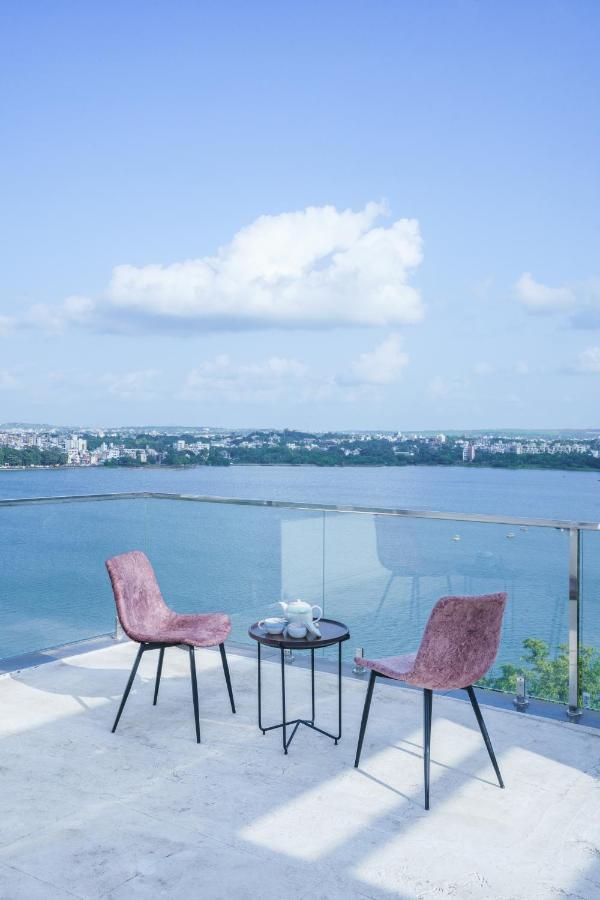 Grey Stone - Lakefront Penthouse Family Rooms Колхапур Екстериор снимка