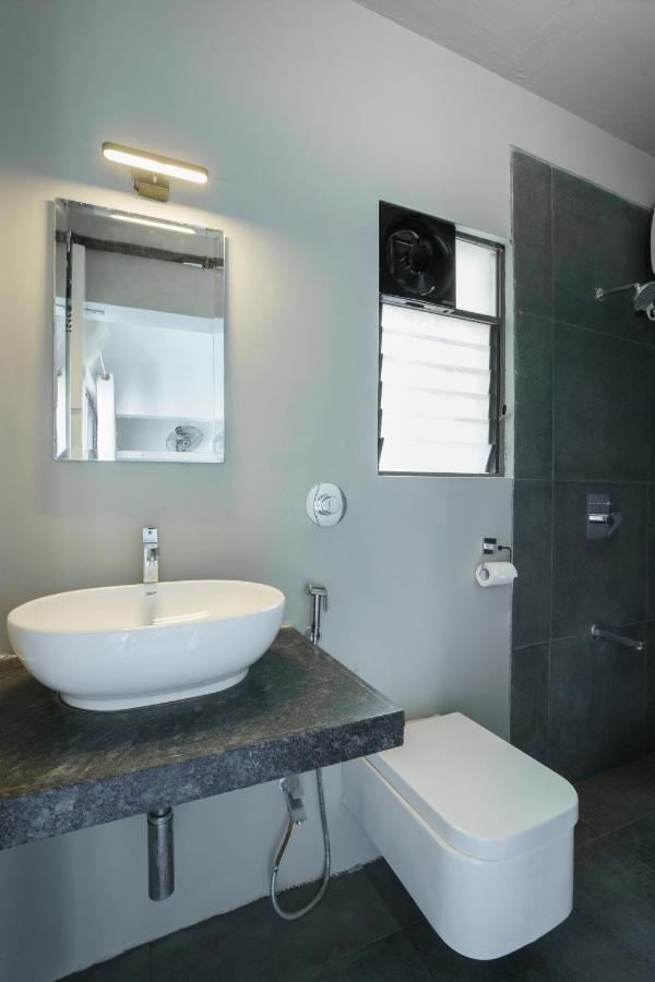 Grey Stone - Lakefront Penthouse Family Rooms Колхапур Екстериор снимка