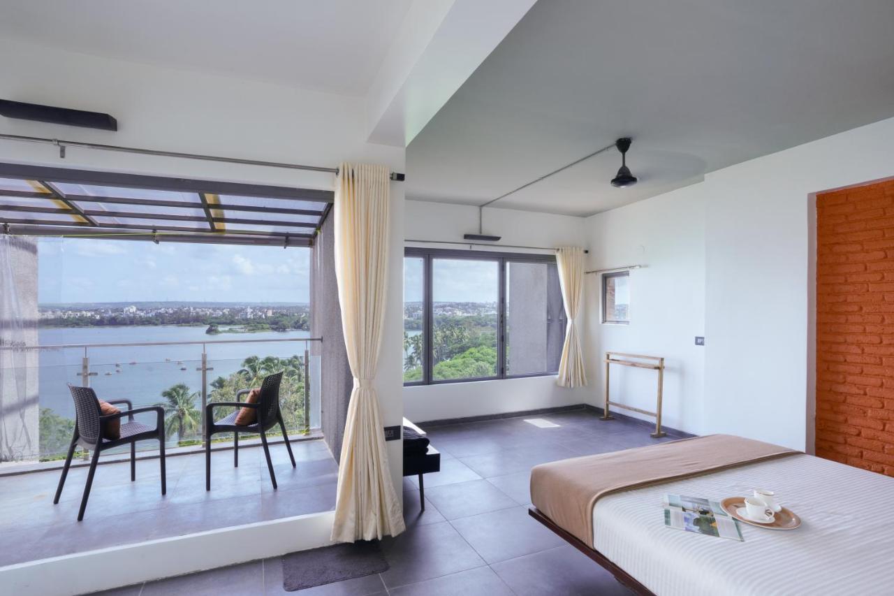 Grey Stone - Lakefront Penthouse Family Rooms Колхапур Екстериор снимка