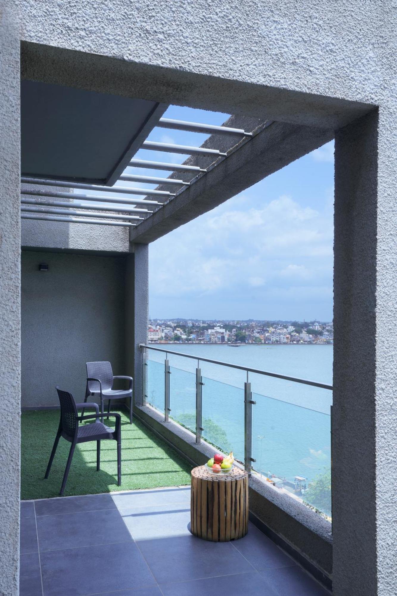 Grey Stone - Lakefront Penthouse Family Rooms Колхапур Екстериор снимка